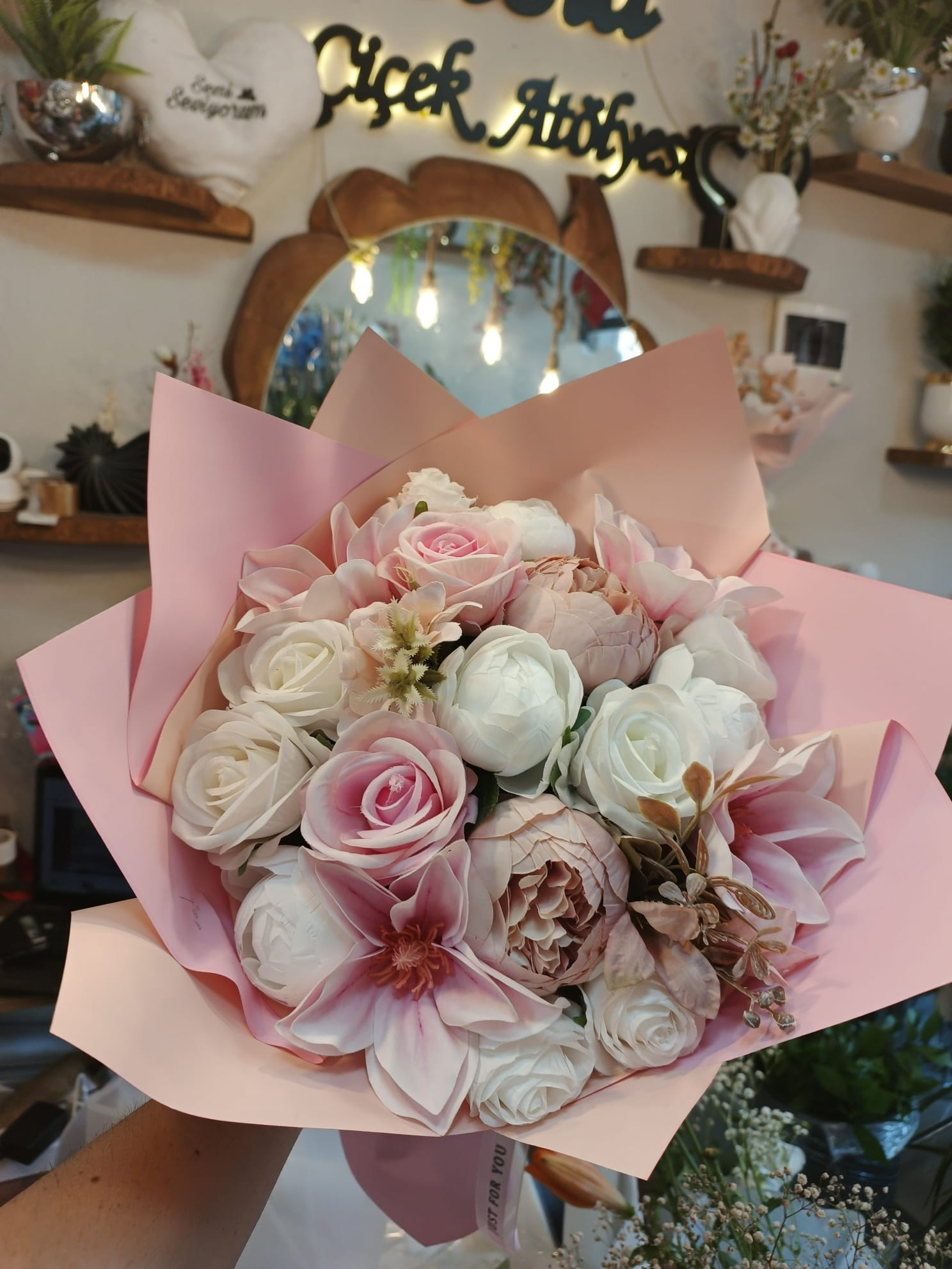 Pastel pembe tonlarda gelin buketi