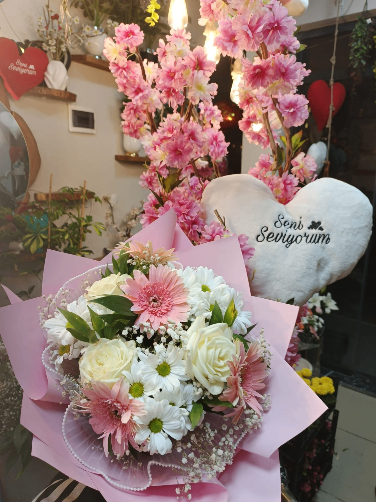 Pembe gerbera ve beyaz güllerle hazırlanan buket